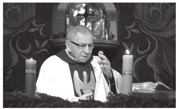 Zdjęcie przedstawia księdza Antoniego Jaszczołta w&nbsp;czasie odprawiania mszy świętej