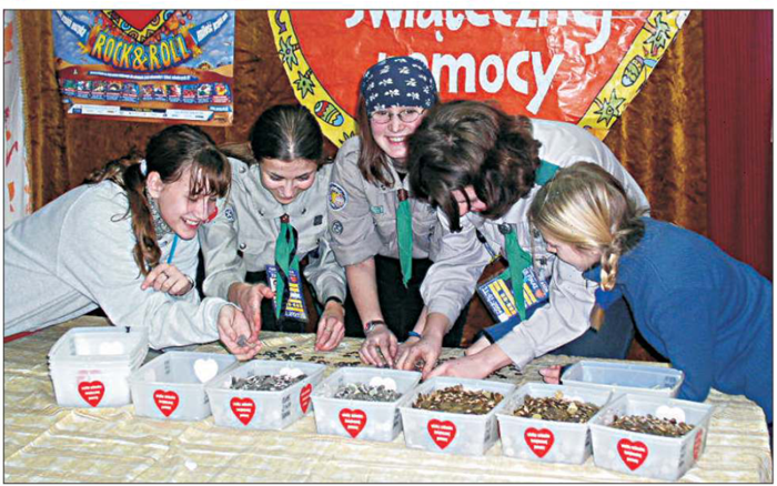 Zdjęcie przedstawia harcerzy liczących pieniądze ze zbi&oacute;rki na&nbsp;WOŚP