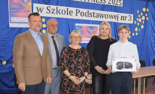 Ludzie stojący na niebieskim tle
