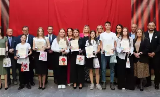 Grupa osób z prezentami