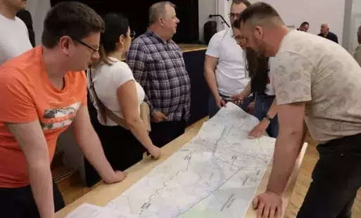 Ludzie stojący nad mapą
