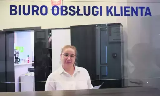 Urzędniczka w okienku