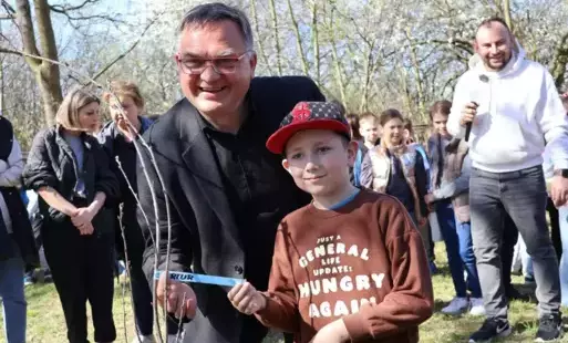 Zdjęcie do Czterdzieści drzew na bulwarach