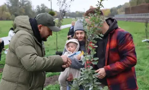 Zdjęcie do RośnieMY Razem &ndash; 41 nowych drzew nad Bzurą z imionami najmłodszych sochaczewian
